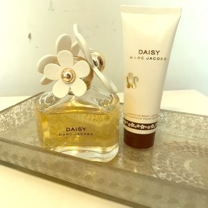 Marc Jacobs Daisy Perfume and Luminous Body Lotion